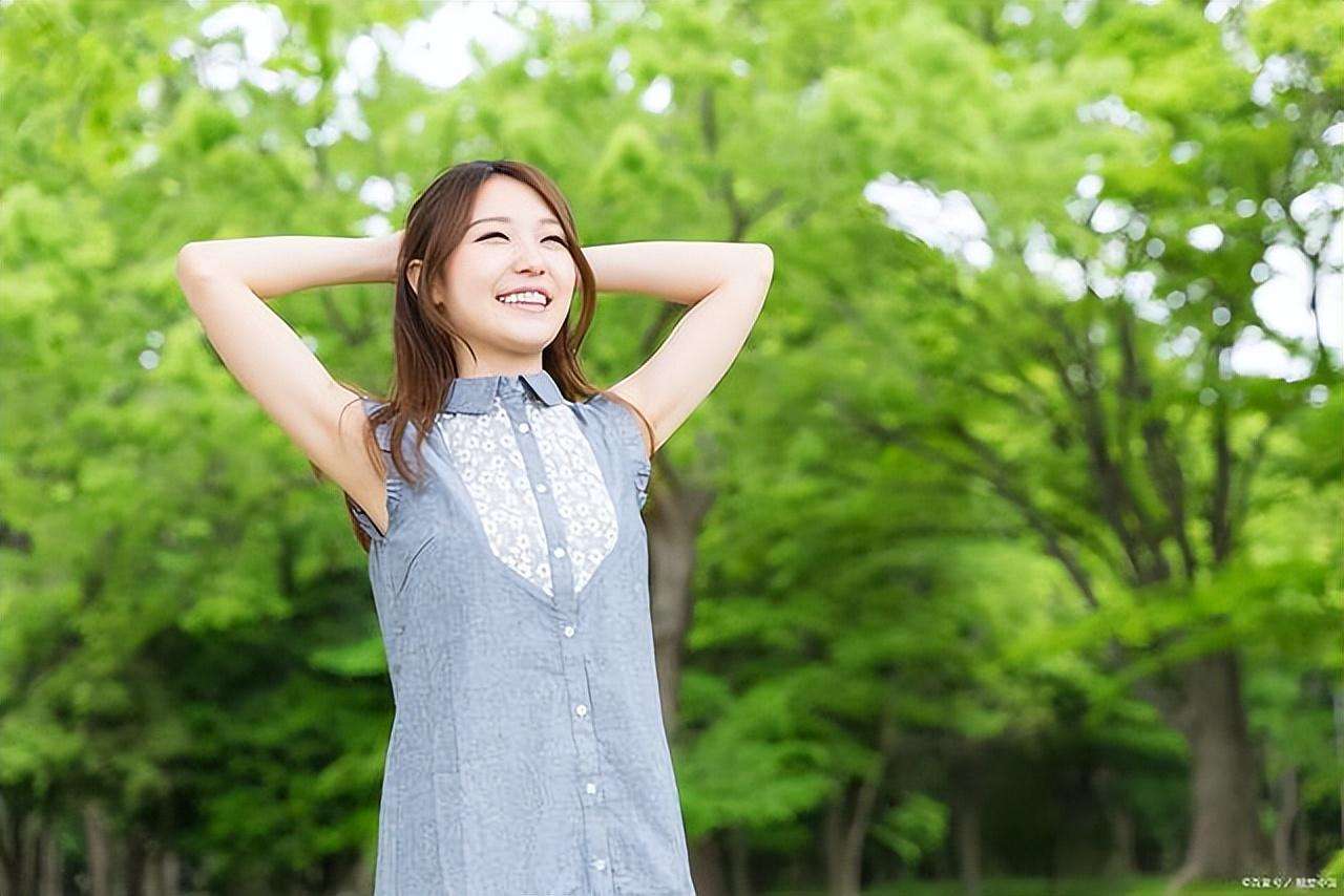 女人心态阳光的句子（开心幽默正能量的文案）